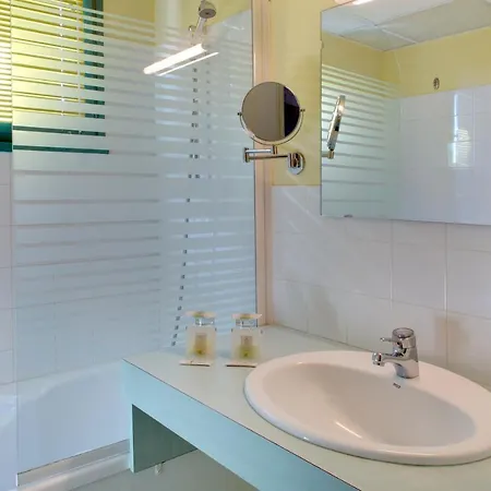 Logis L'auberge Bourbonnaise فندق