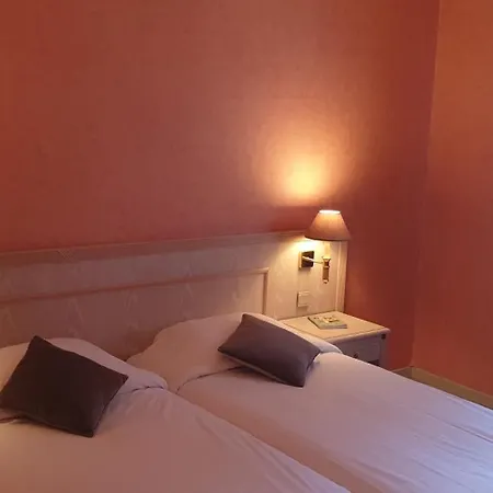 فندق Logis L'auberge Bourbonnaise