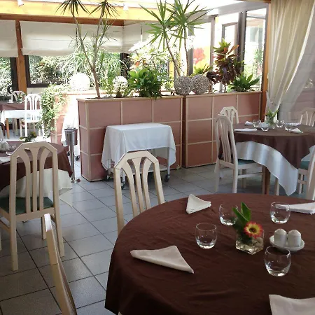 فندق Logis L'auberge Bourbonnaise