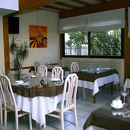 Logis L'auberge Bourbonnaise فندق Saint-Yorre