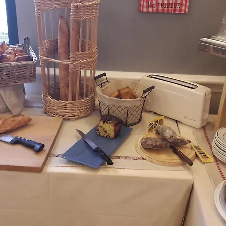 Logis L'auberge Bourbonnaise فندق Saint-Yorre