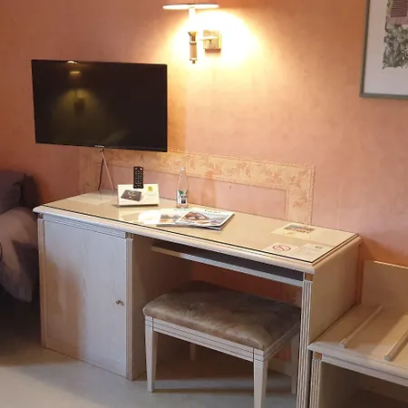 فندق Logis L'auberge Bourbonnaise