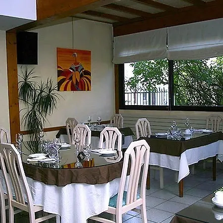 Logis L'auberge Bourbonnaise فندق Saint-Yorre