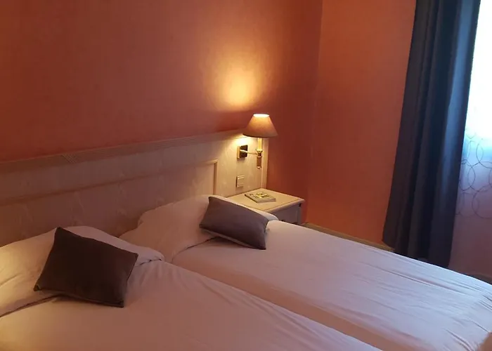 Logis L'auberge Bourbonnaise 호텔 3*