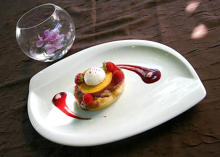 호텔 Logis L'auberge Bourbonnaise Saint-Yorre