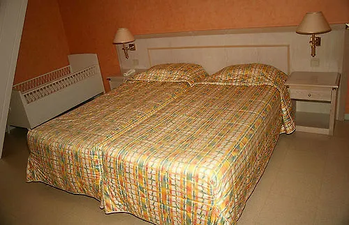 Logis L'auberge Bourbonnaise 호텔